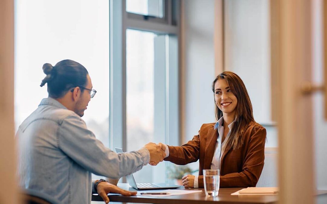 ¿Tu Empleo Ofrece Seguro Médico y Seguro de Vida?